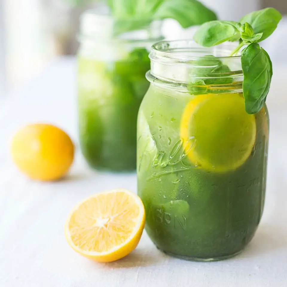 Basil drink with lemon