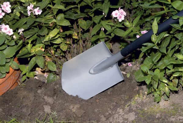 Bayonet shovel: manufacturing and use in the garden and the city