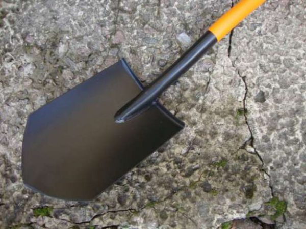 Bayonet shovel: manufacturing and use in the garden and the city