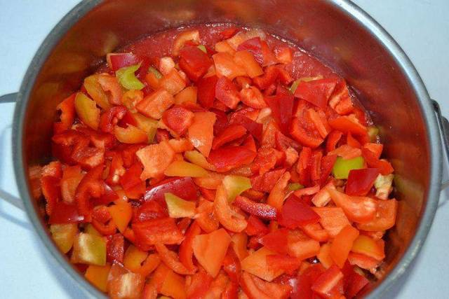 Bell pepper lecho with tomatoes 