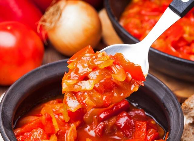 Bell pepper lecho with tomatoes 