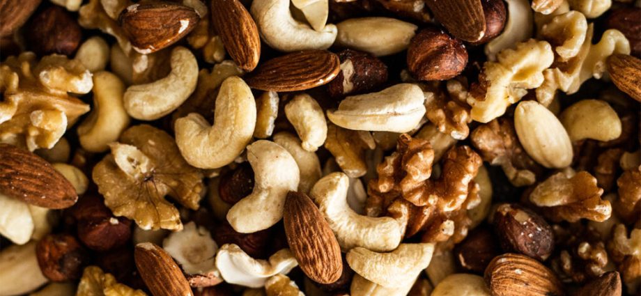 Better to eat nuts to lower your cholesterol