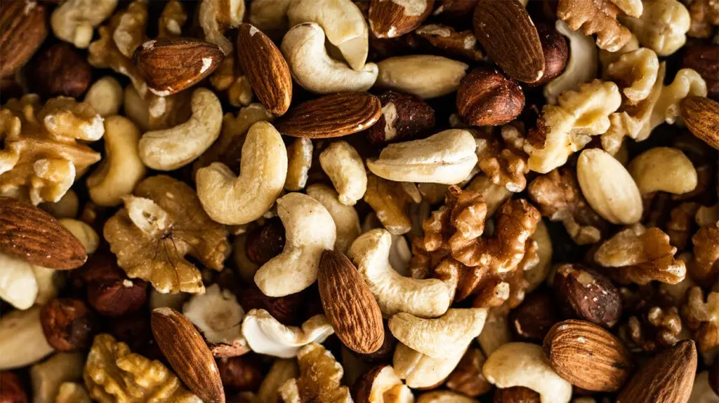 Better to eat nuts to lower your cholesterol