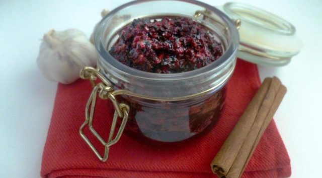 Black chokeberry sauce for meat