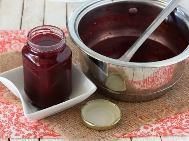 Black chokeberry sauce for meat