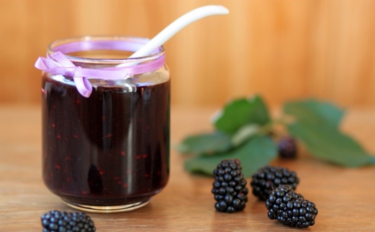 Blackberry jam for the winter: recipe Five minutes, without cooking, whole berries, with apples, raspberries, elderberries