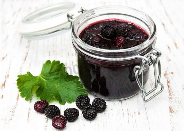 Blackberry jam for the winter: recipe Five minutes, without cooking, whole berries, with apples, raspberries, elderberries