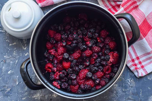 Blackberry jam for the winter: recipe Five minutes, without cooking, whole berries, with apples, raspberries, elderberries