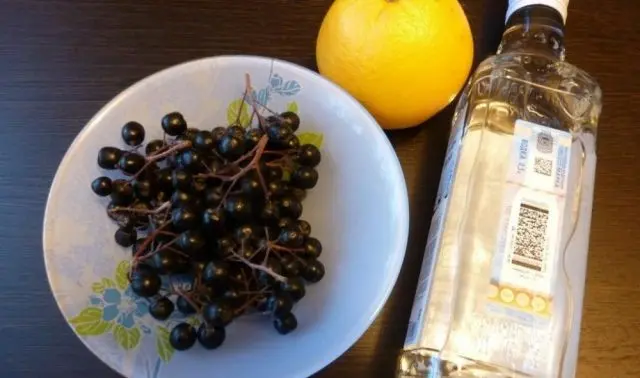 Blackberry liqueur with cherry leaves