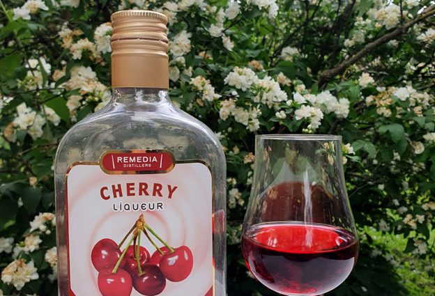 Blackberry liqueur with cherry leaves