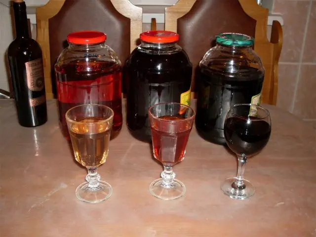 Blackberry liqueur with cherry leaves