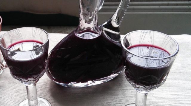 Blackberry liqueur with cherry leaves