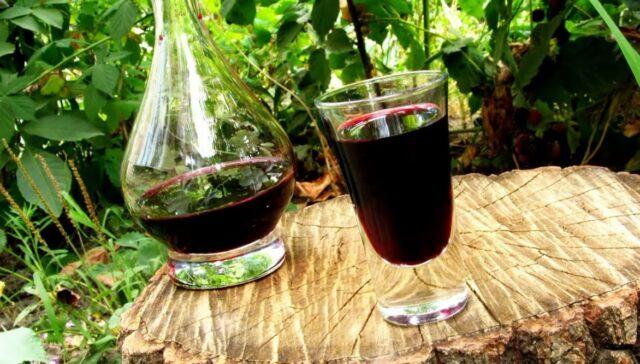 Blackberry tincture (liquor) at home: moonshine, alcohol, recipes