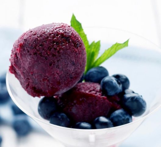 Blackcurrant for the winter, mashed with sugar: benefits, how to cook