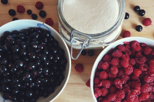 Blackcurrant for the winter, mashed with sugar: benefits, how to cook