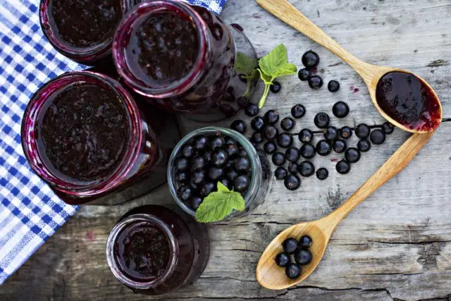 Blackcurrant for the winter, mashed with sugar: benefits, how to cook