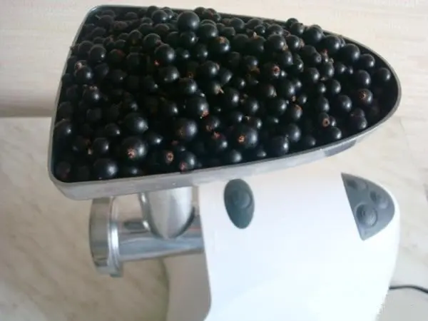 Blackcurrant for the winter, mashed with sugar: benefits, how to cook