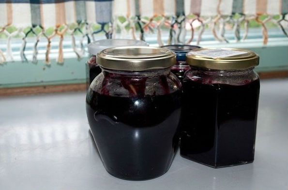 Blackcurrant jam in a slow cooker