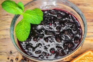 Blackcurrant jam in a slow cooker