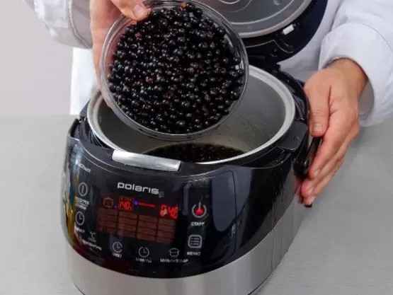 Blackcurrant jam in a slow cooker