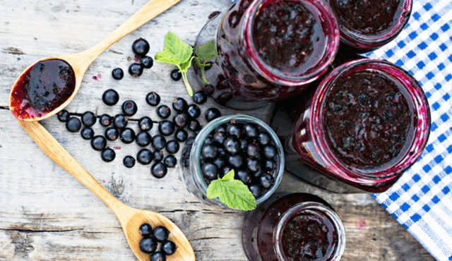 Blackcurrant jam with orange for the winter