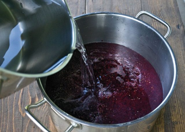 Blackcurrant juice: recipes for the winter