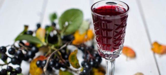 Blackcurrant liqueur at home