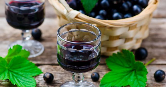 Blackcurrant liqueur at home