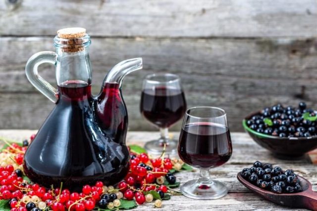 Blackcurrant liqueur at home