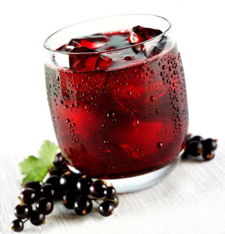 Blackcurrant liqueur at home