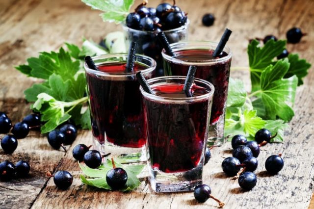 Blackcurrant liqueur at home