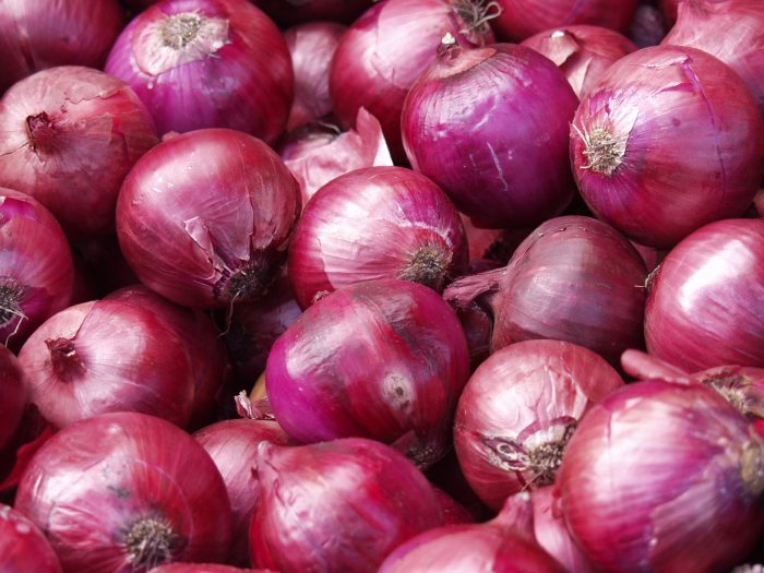 Blue onions, purple and other sweet varieties: description, benefits and harms, application, cultivation features