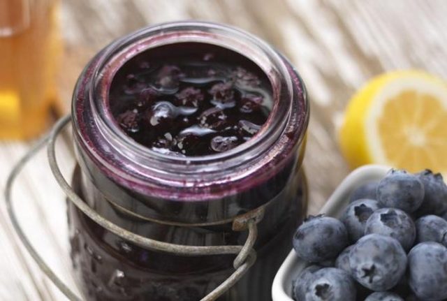 Blueberries pureed with sugar: the best recipes