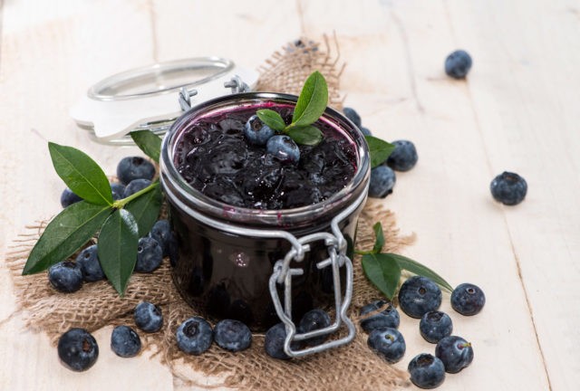 Blueberries pureed with sugar: the best recipes