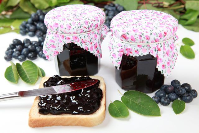 Blueberry confiture and marshmallow