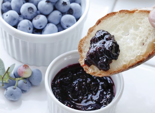 Blueberry jam for the winter: benefits, calories, simple recipes from frozen berries, Five Minute