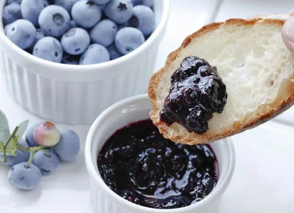 Blueberry jam for the winter: benefits, calories, simple recipes from frozen berries, Five Minute