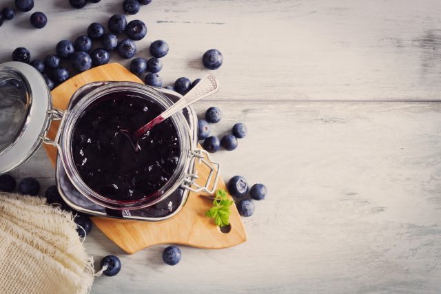 Blueberry jelly: recipes without gelatin and with gelatin