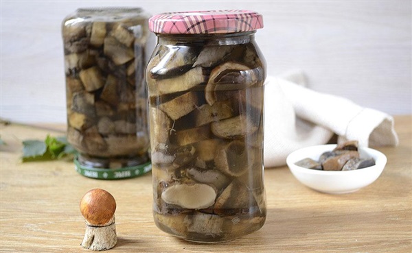 Boletus pickling: in jars, in a saucepan, the best recipes