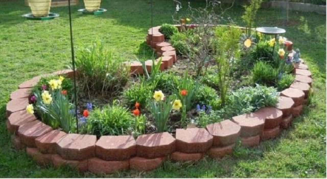 Borders for flower beds: types of materials, manufacturing methods