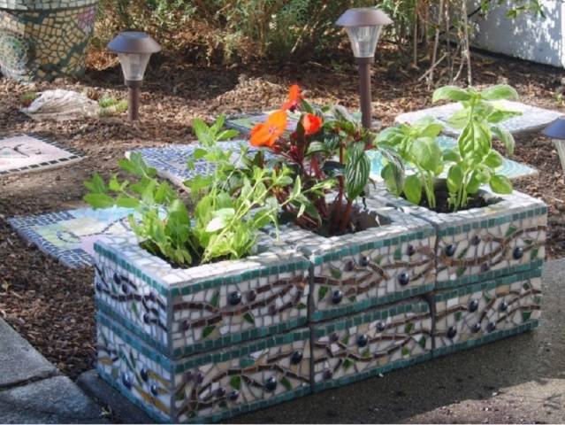 Borders for flower beds: types of materials, manufacturing methods