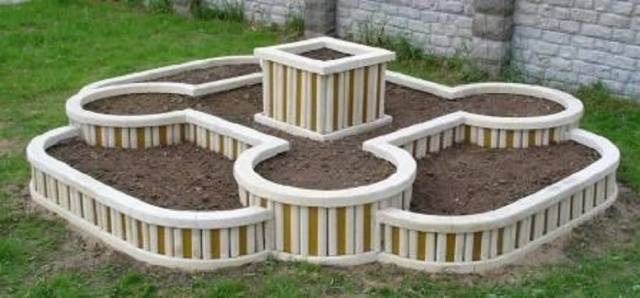 Borders for flower beds: types of materials, manufacturing methods