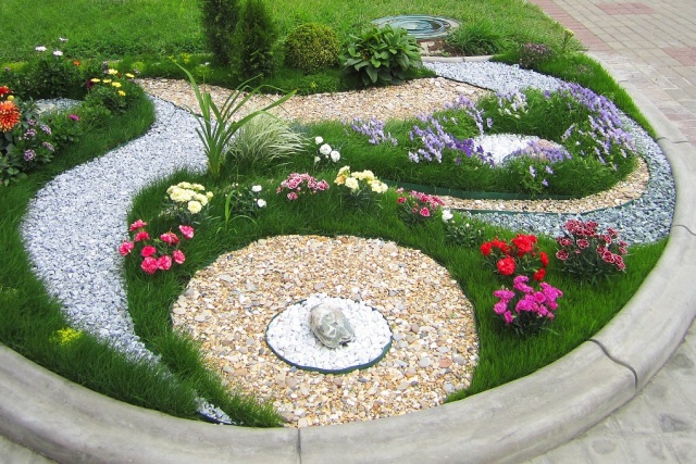 Borders for flower beds: types of materials, manufacturing methods