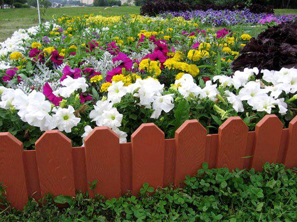 Borders for flower beds: types of materials, manufacturing methods