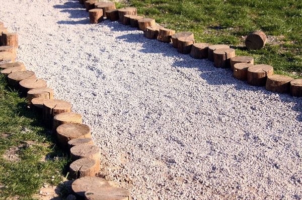 Borders for garden paths (made of stone, polymer tape, improvised materials): installation methods + photos of ready-made solutions