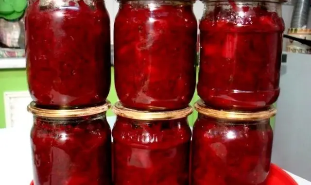 Borsch dressing in a slow cooker for the winter