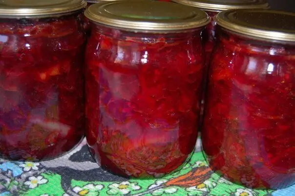 Borsch dressing in a slow cooker for the winter