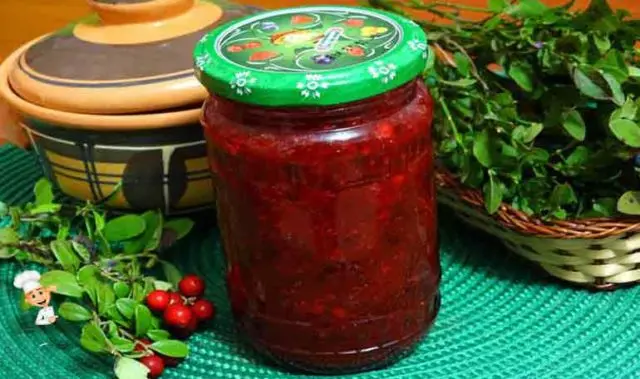 Borsch dressing in a slow cooker for the winter