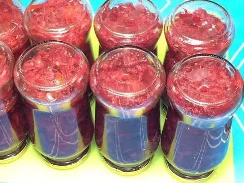 Borsch dressing in a slow cooker for the winter