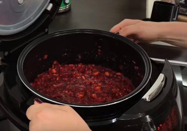 Borscht dressing with tomatoes